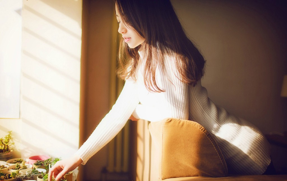 “好像蝉儿姐姐这些年也没变过，反倒是我们都快老了，你说是不是夫君偏心，传了蝉儿姐姐什么不传之秘？”小乔好奇道。